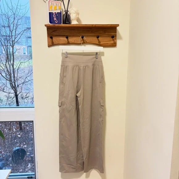 Athleta Venice High Rise Wide leg Cargo Pant XS Feather - Picture 5 of 8
